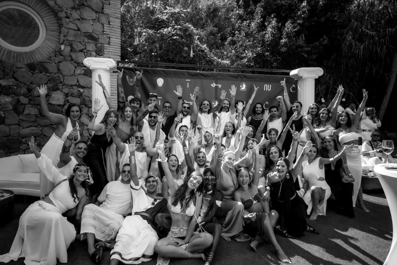 salon con sillas y mesas